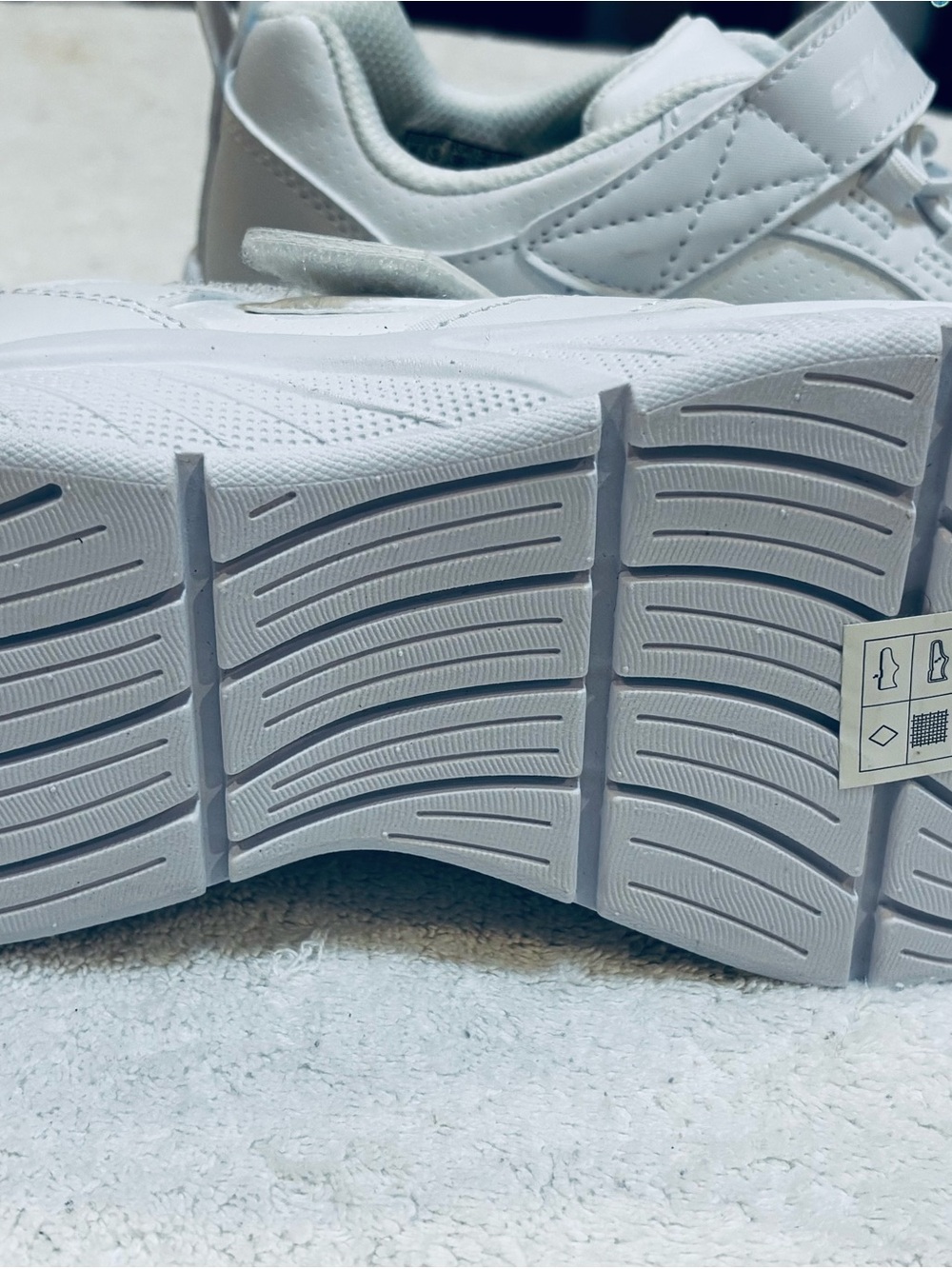 Brand New Pure White Slip-in Girl’s Skechers - Size 4 - Box 81 - Picture 5 of 5